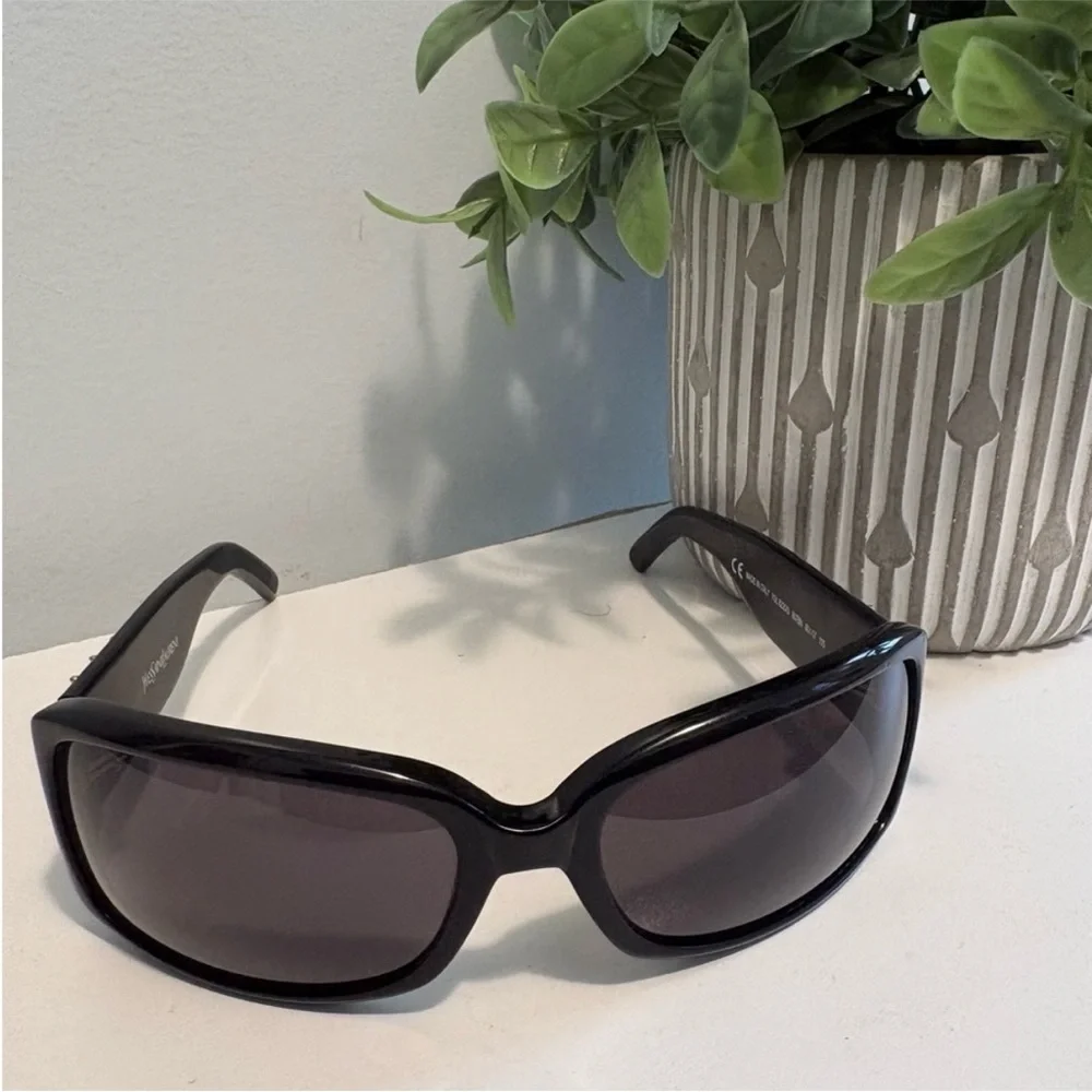 Yves Saint Laurent (YSL) sunglasses 6220/S model